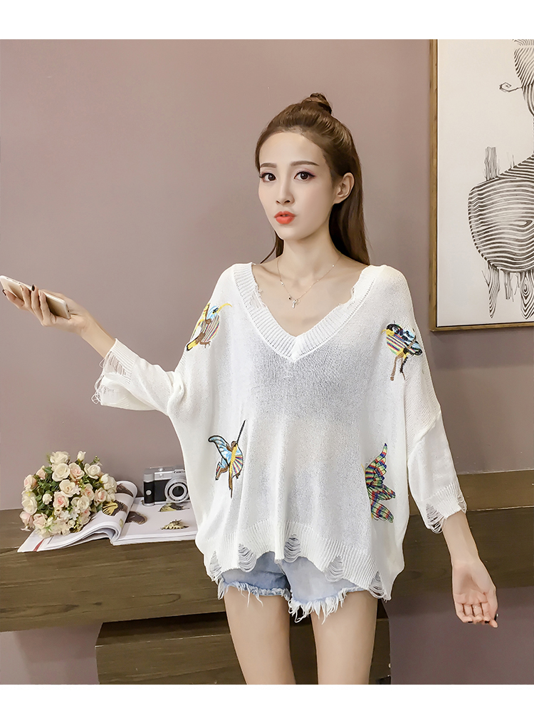 Women Korean Fashion V-neck Embroidered Seven-point Bat Sleeve Loose Thin Knitted Sweater